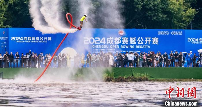 2024年成都赛艇公开赛在新津河畔开幕，因降雨致