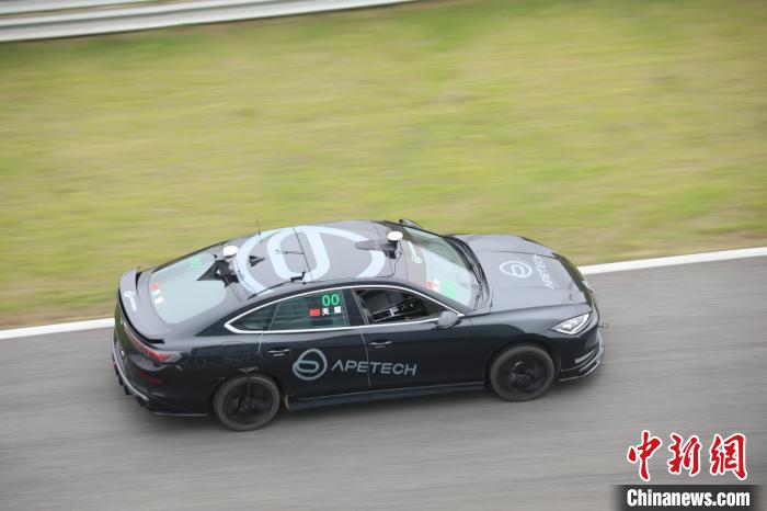 株洲国际赛车场无人驾驶巅峰赛：人类车手以1