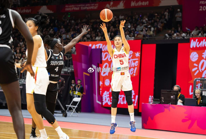 中国女篮逆转南苏丹王思雨获MVP 战术调整成关键