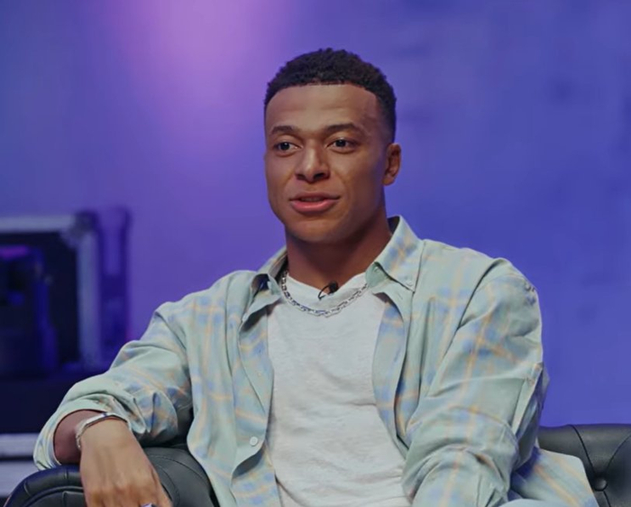 姆巴佩公开承认C罗是偶像：巅峰状态下的足球艺