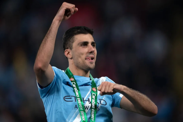 罗德里转会风波引曼城高层决策，贝席自由离队