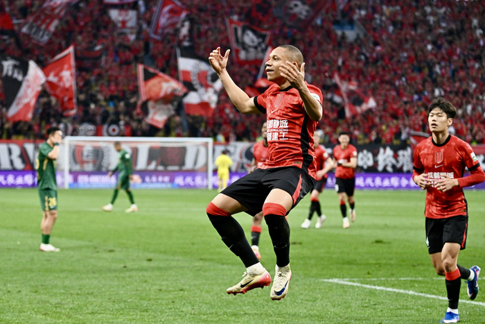 成都蓉城4-0横扫浙江队 五连胜领跑中超