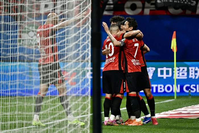 成都蓉城4-0横扫浙江队 五连胜领跑中超